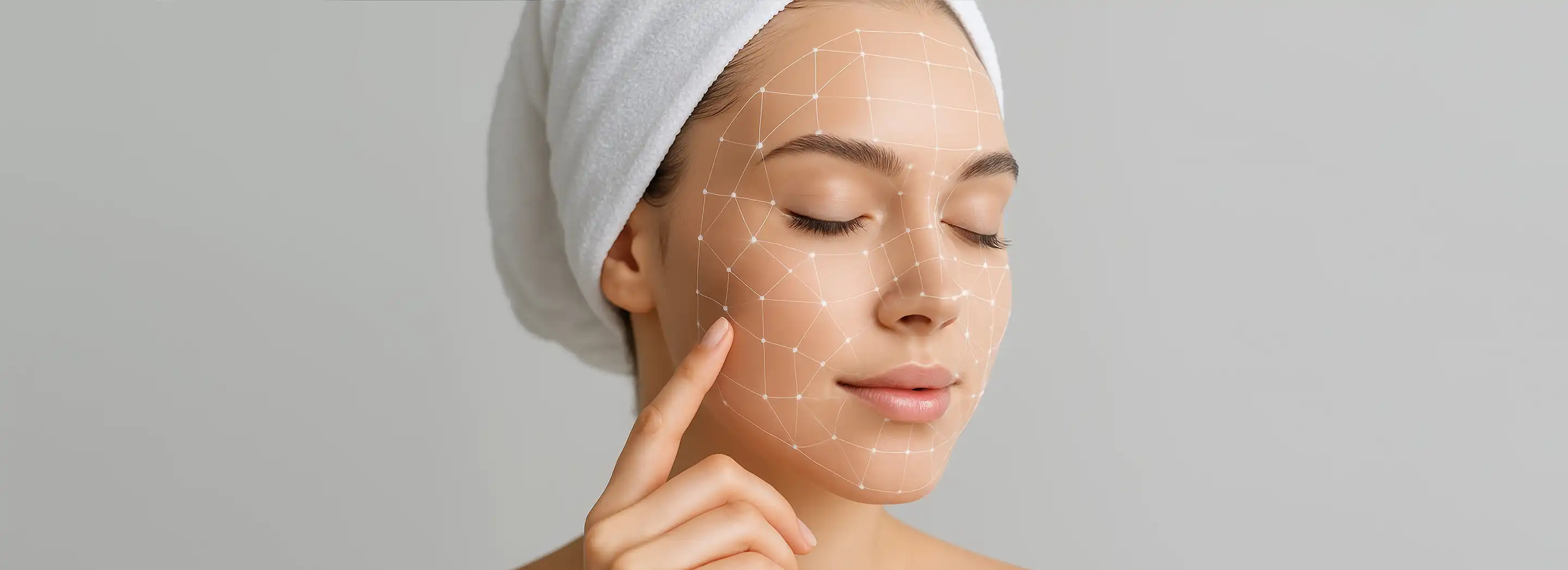 Osoba z ręcznikiem na głowie dotykająca brody, ilustrująca mapę twarzy i lokalizację wyprysk&oacute;w w poszczeg&oacute;lnych obszarach sk&oacute;ry.