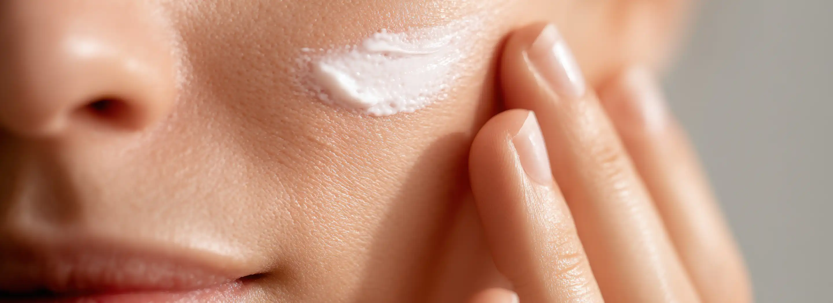 Codzienna pielęgnacja sk&oacute;ry skłonnej do niedoskonałości &ndash; nawilżenie wspierające r&oacute;wnowagę mikrobiomu i barierę sk&oacute;rną