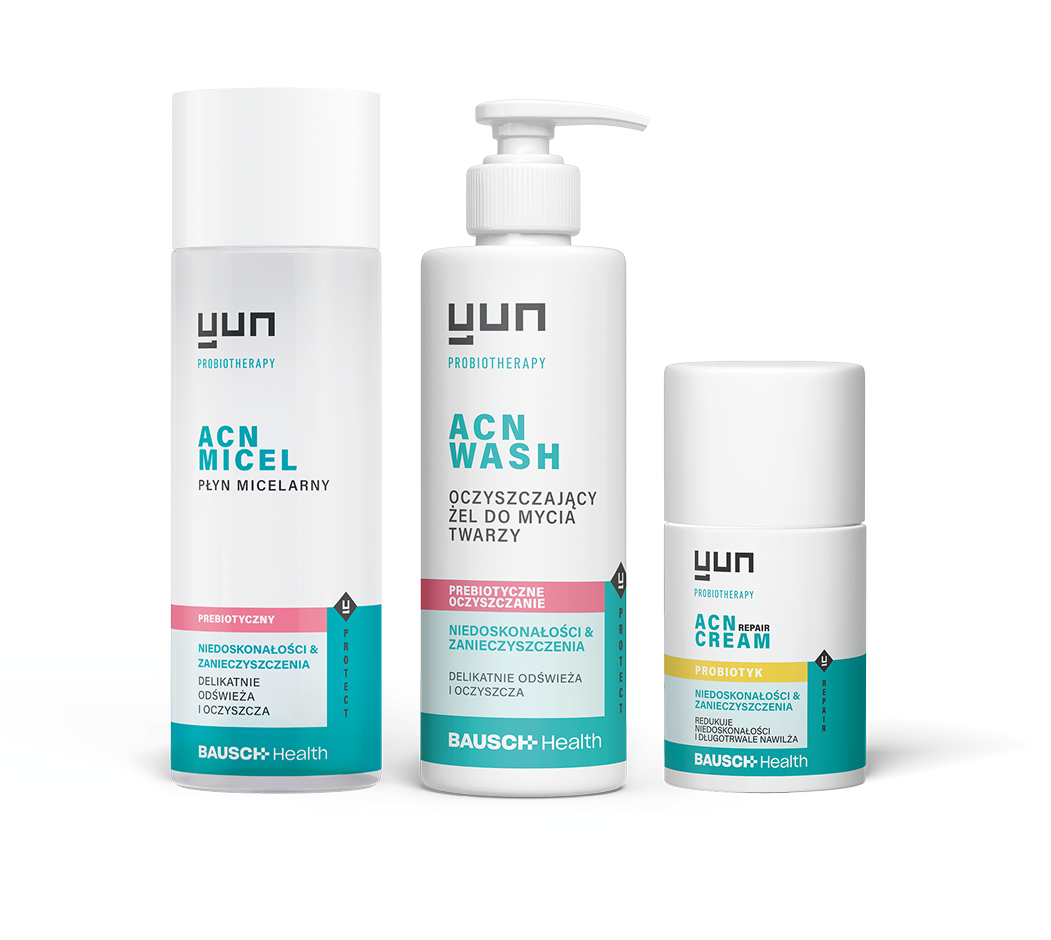 Zestaw kosmetyków Yun ACN na ścianie: płyn micelarny, żel do mycia twarzy i krem.