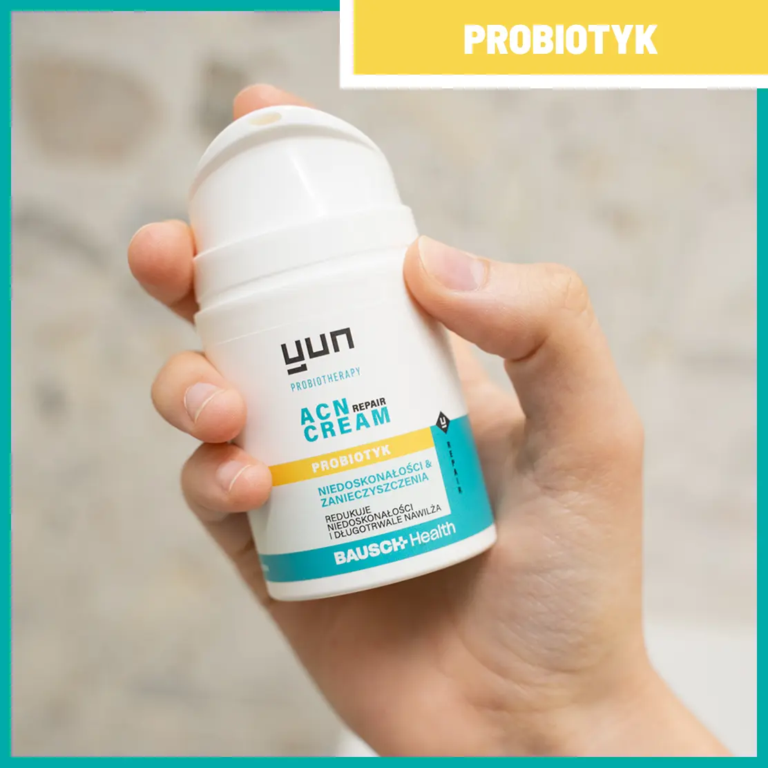 Produkty Yun ACN Wash i ACN Repair Cream trzymane w dłoni.