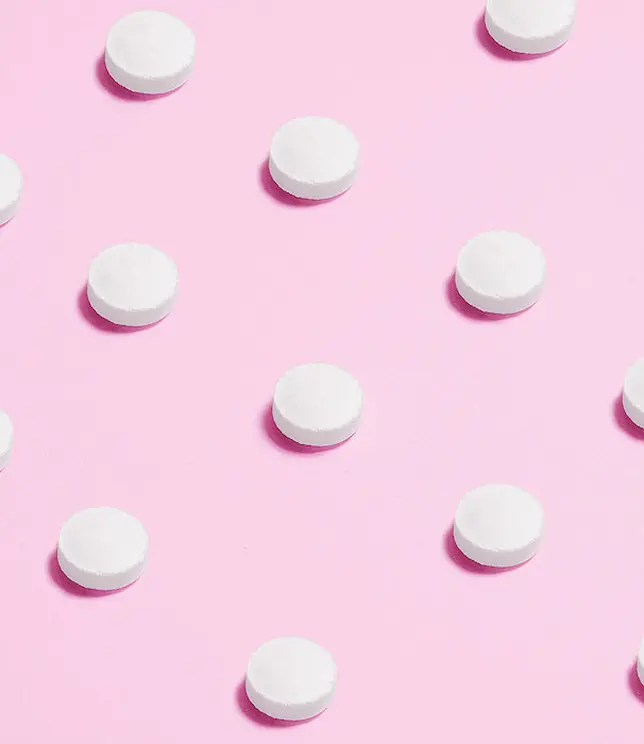 Tabletki na różowym tle