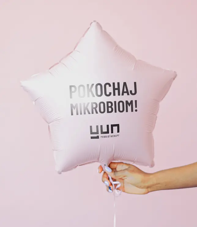 Balon w kształcie gwiazdy z napisem 'Pokochaj mikrobiom!' i logo Yun