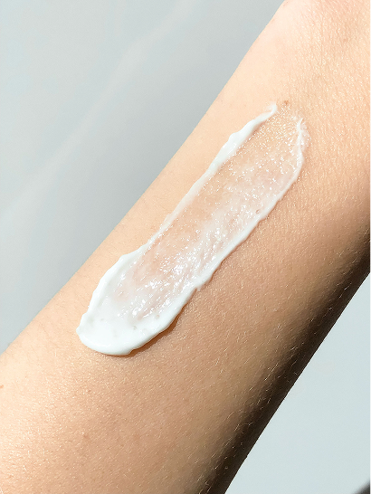 Nałożenie kremu Yun na skórę przedramienia.